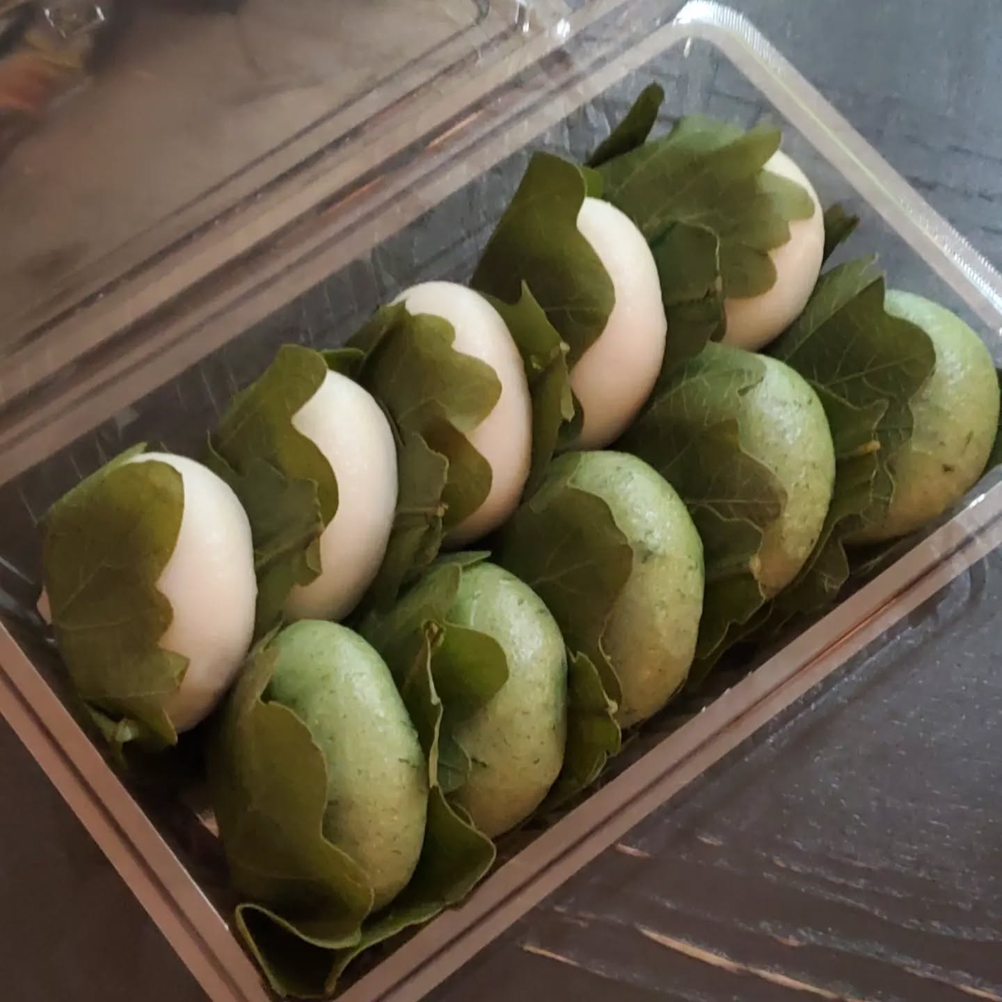 本日も開店からお客様!季節の柏餅を差し入れて下さいました🤤GW中も皆様のお越しをお待ちしております#オタクバー #町田 #杏東ぢーな #雷門風太 #GW営業 #U25割 #はじめての女性は1杯無料