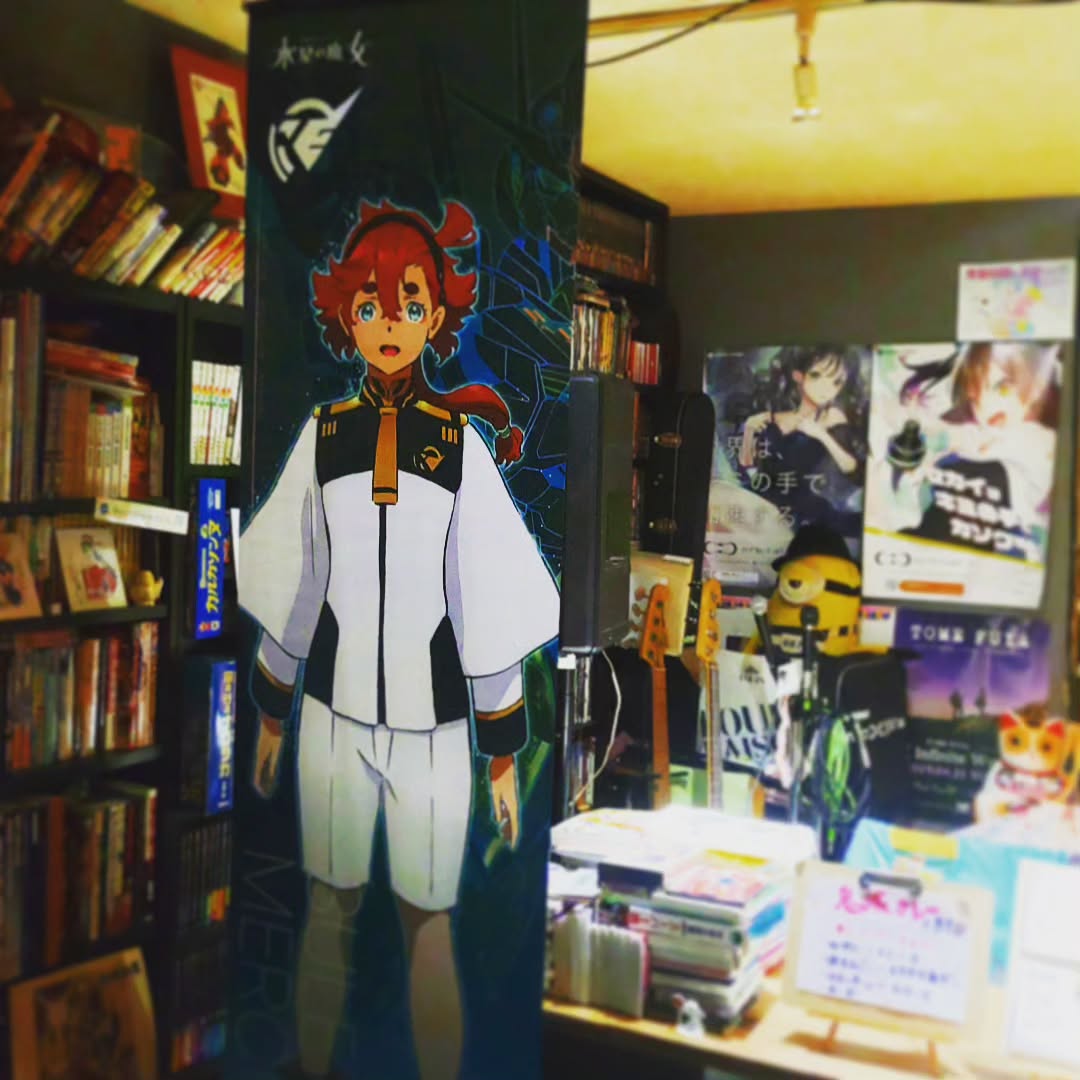 等身大のスレッタがお出迎え! 本日も開店です!#オタクバー #特撮 #プロレス #ギャルゲー #同人誌 #町田 #杏東ぢーな #雷門風太 #日曜営業 #U25割 #はじめての女性は1杯無料 #今季アニメ #2023夏アニメ #美味しい生ビール #ボードゲーム #カードゲーム