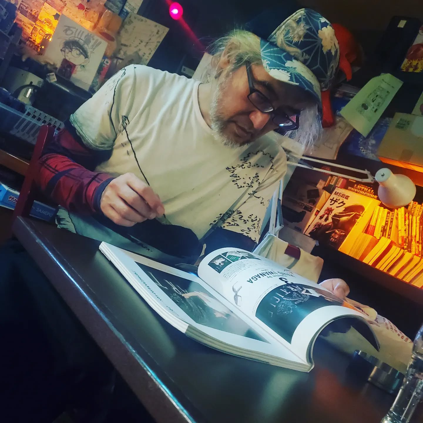 黒板看板のニューデザインのお勉強をしてる店長です️本日も皆様のお越しをお待ちしております#オタクバー #町田 #杏東ぢーな #雷門風太 #日曜営業 #U25割 #はじめての女性は1杯無料 #美味しい生ビール #今季アニメ #ボードゲーム