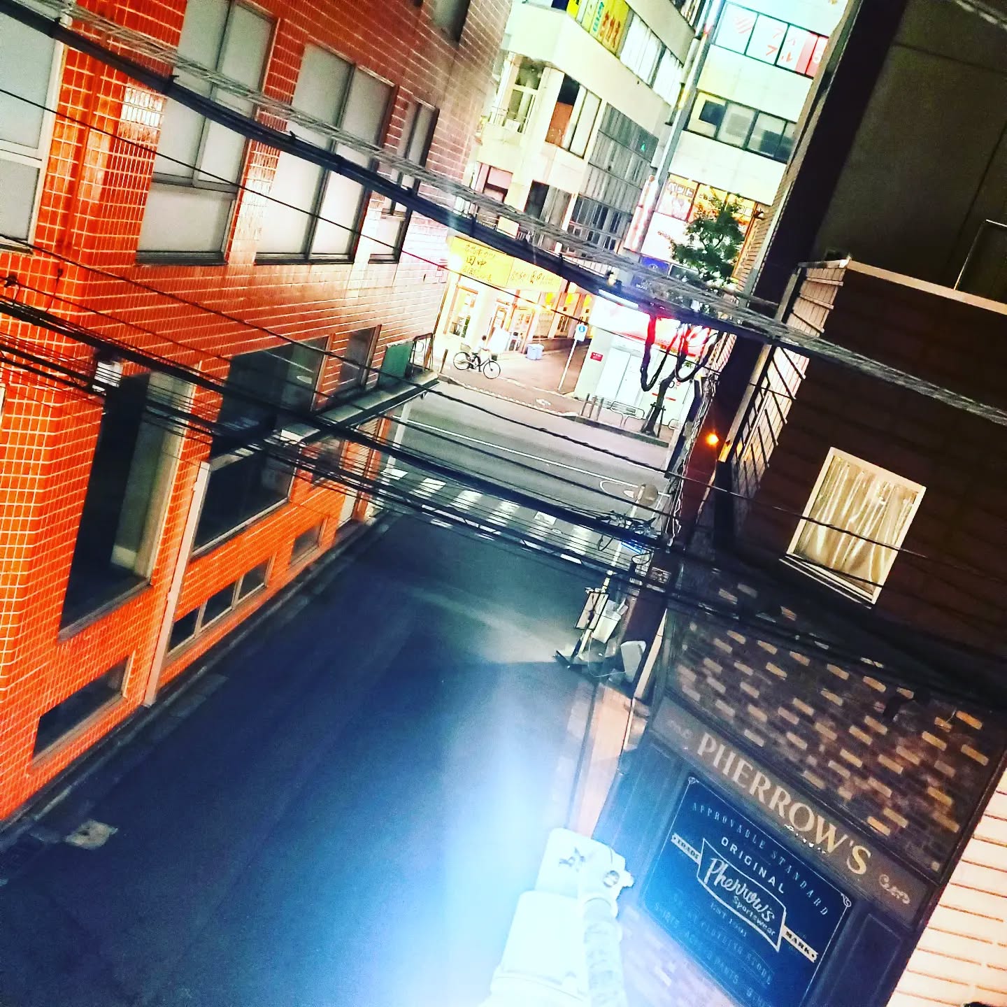 当店ビル踊場からの風景当店はJR線路側に御座います🚋本日も皆様のお越しをお待ちしております#オタクバー #町田 #杏東ぢーな #雷門風太 #日曜営業 #U25割 #はじめての女性は1杯無料 #美味しい生ビール #今季アニメ #ボードゲーム #カードゲーム #喫煙可能