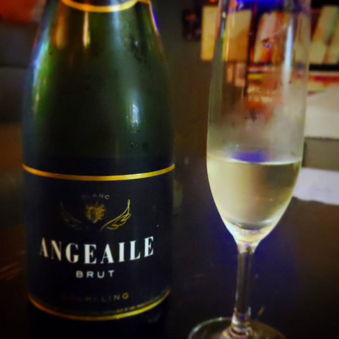 とあるお客様の記念日、みんなで乾杯しながら本日も営業開始です♪#オタクバー #特撮 #プロレス #ギャルゲー #同人誌 #町田 #杏東ぢーな #雷門風太 #日曜営業 #U25割 #はじめての女性は1杯無料 #今季アニメ #2023秋アニメ #美味しい生ビール #ボードゲーム #カードゲーム #サントリー神泡達人店 #サントリープレミアム達人店