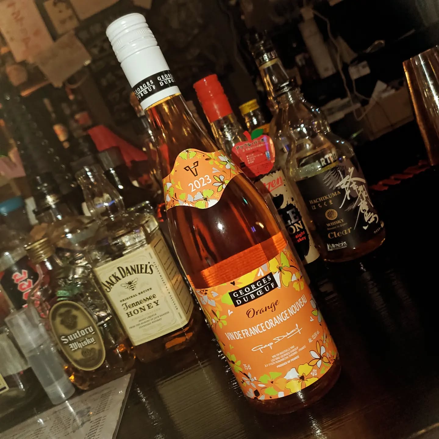 今年もボジョレー・ヌーボーの季節です冷やして美味しいオレンジも入荷明日の12時より解禁です本日も皆様のお越しをお待ちしております#オタクバー #町田 #杏東ぢーな #雷門風太 #日曜営業 #U25割 #はじめての女性は1杯無料 #美味しい生ビール #今季アニメ #ボードゲーム #カードゲーム #喫煙可能