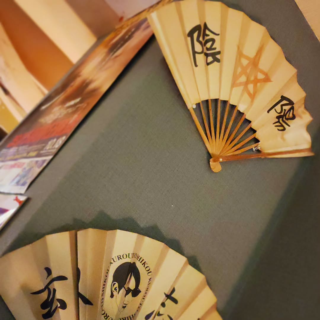 開店当初からある、晴明神社と玄人志向の扇子も年季が入ってきました。開店です!#晴明神社 #玄人志向 #オタクバー #特撮 #プロレス #ギャルゲー #同人誌 #町田 #杏東ぢーな #雷門風太 #日曜営業 #U25割 #はじめての女性は1杯無料 #今季アニメ #2023秋アニメ #美味しい生ビール #ボードゲーム #カードゲーム #サントリー神泡達人店 #サントリープレミアム達人店