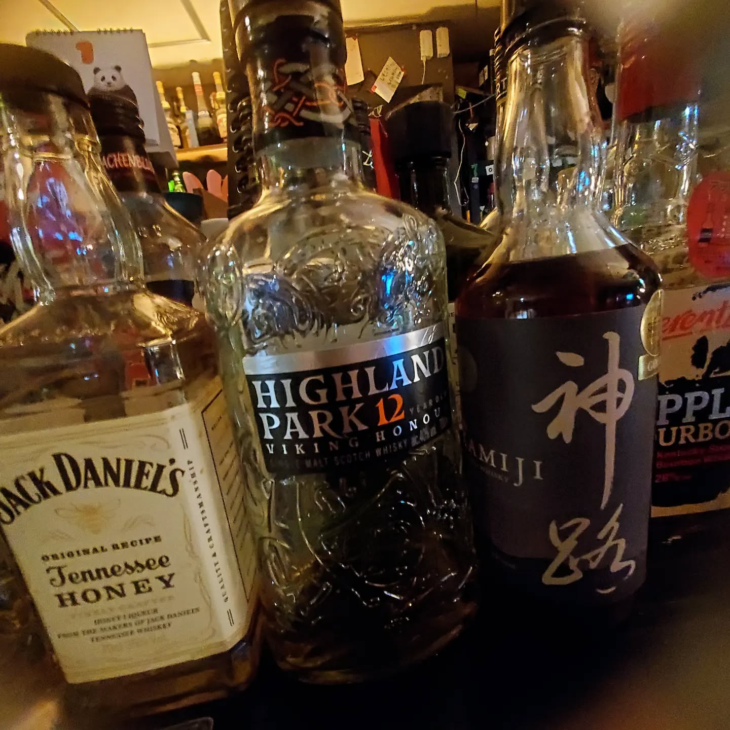 当店で最近人気のハイランドパーク。ボトルもかなり凝っているので是非お手に取って見てください本日も皆様のお越しをお待ちします#オタクバー #町田 #杏東ぢーな #雷門風太 #日曜営業 #U25割 #はじめての女性は1杯無料 #美味しい生ビール #今季アニメ #ボードゲーム #カードゲーム #喫煙可能