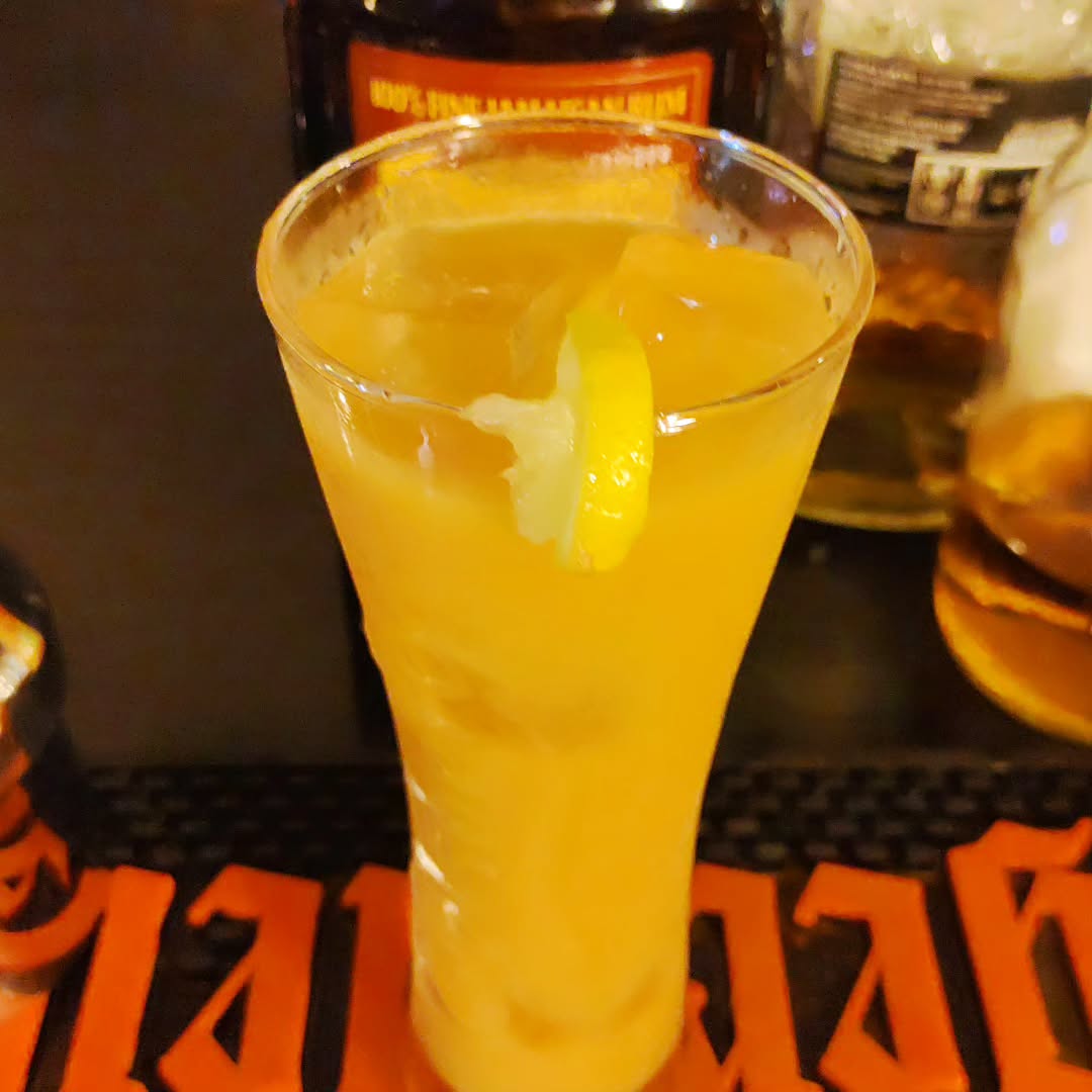マイヤーズオレンジ+柚子、柑橘オン柑橘も侮りがたし。#柚子 #柚子カクテル #カクテル #オタクバー #特撮 #プロレス #ギャルゲー #同人誌 #町田 #杏東ぢーな  #雷門風太  #日曜営業 #U25割 #はじめての女性は1杯無料 #今季アニメ #2023秋アニメ  #美味しい生ビール #ボードゲーム #カードゲーム #サントリー神泡達人店 #サントリープレミアム達人店