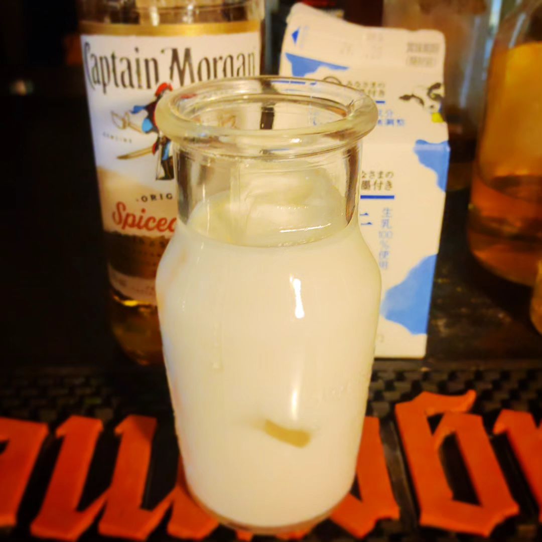 【ドリンク紹介】モルガン・ミルクキャプテンモルガン+牛乳。キャプテンモルガンを使ったラム・ミルク、モルガンのバニラ風味が牛乳と相性バッチリ。飲み疲れたときのインターバルにどうぞ。#お酒紹介 #ドリンク紹介 #モルガンミルク #ラムミルク #カクテル #ラム #キャプテンモルガン #オタクバー #特撮 #プロレス #ギャルゲー #同人誌 #町田 #杏東ぢーな  #雷門風太  #日曜営業 #U25割 #はじめての女性は1杯無料 #今季アニメ  #2024冬アニメ #美味しい生ビール #ボードゲーム #カードゲーム #サントリー神泡達人店 #サントリープレミアム達人店 #喫煙可能店