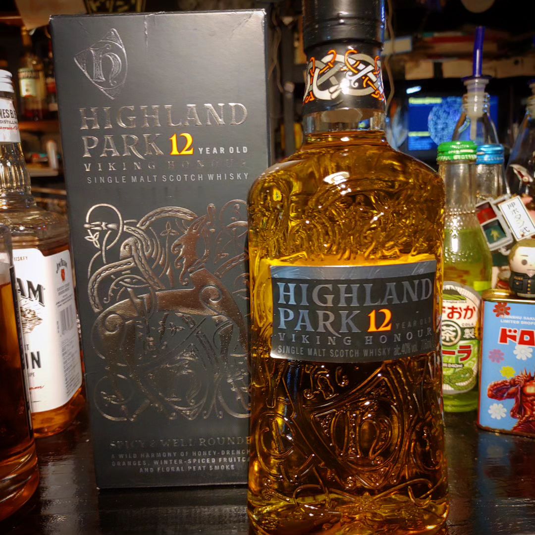 【ドリンク紹介】ハイランドパーク12年スコッチウィスキーケルト紋様のボトルと箱が中2病ゴコロをくすぐる、バイキングの血統なモルトウィスキー。根強いファンがいます。