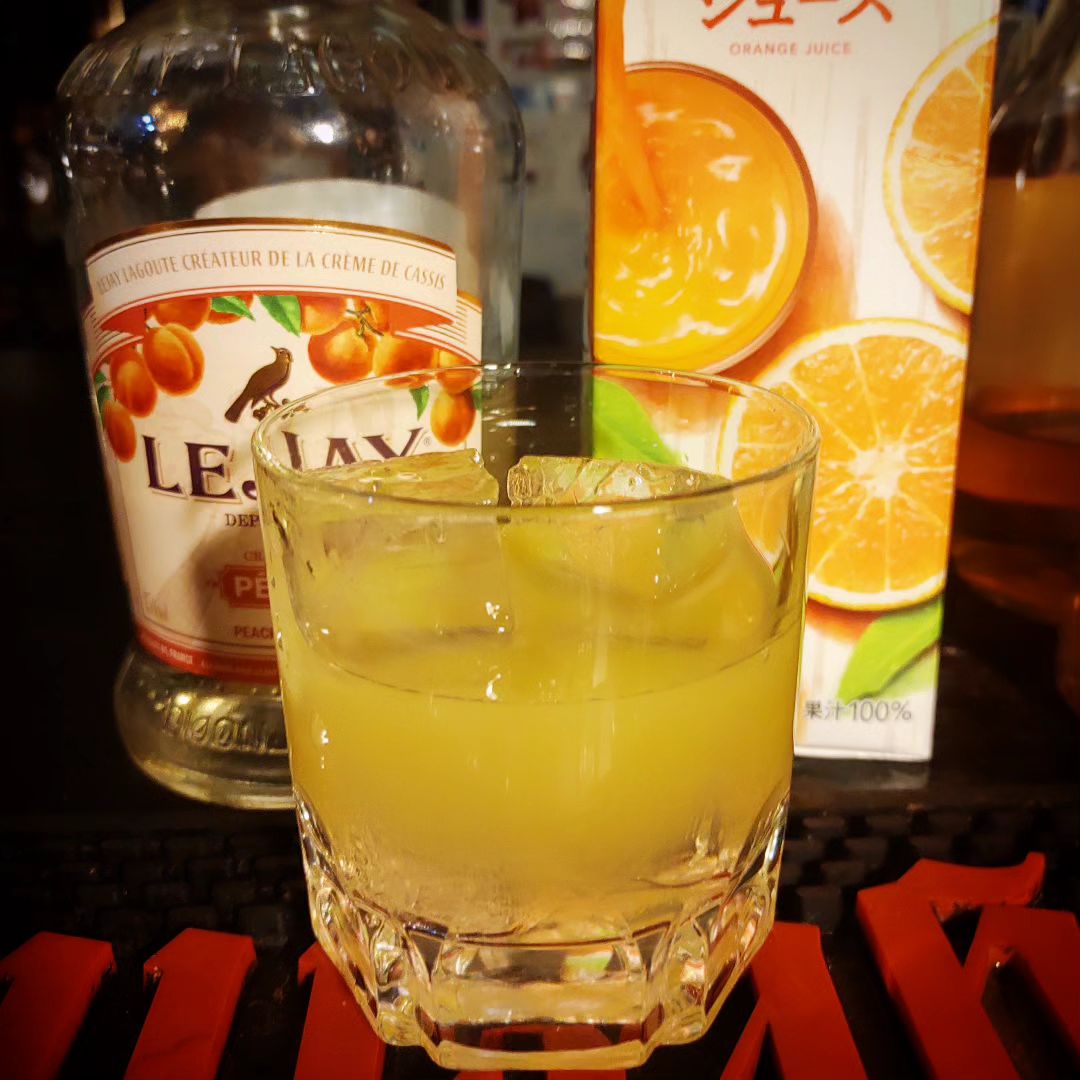 【ドリンク紹介】ファジーネーブルピーチリキュール+オレンジジュース桃とオレンジで、ただただ甘～いカクテル。それでもしっかりアルコール入ってるので、飲み過ぎに注意！
