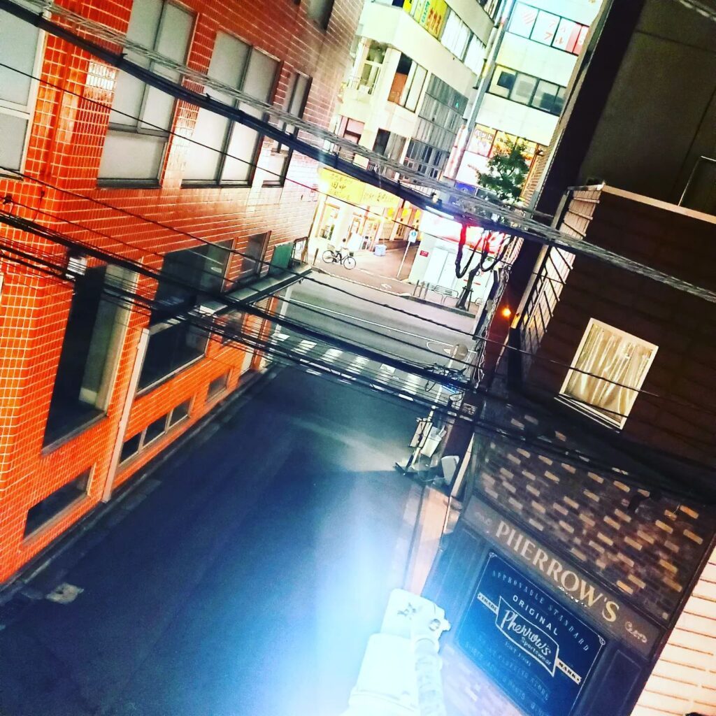 当店ビル踊場からの風景  http://swing-by.tokyo/2023/08/08/landingview/?utm_source=facebook&utm_medium=social&utm_campaign=ReviveOldPost