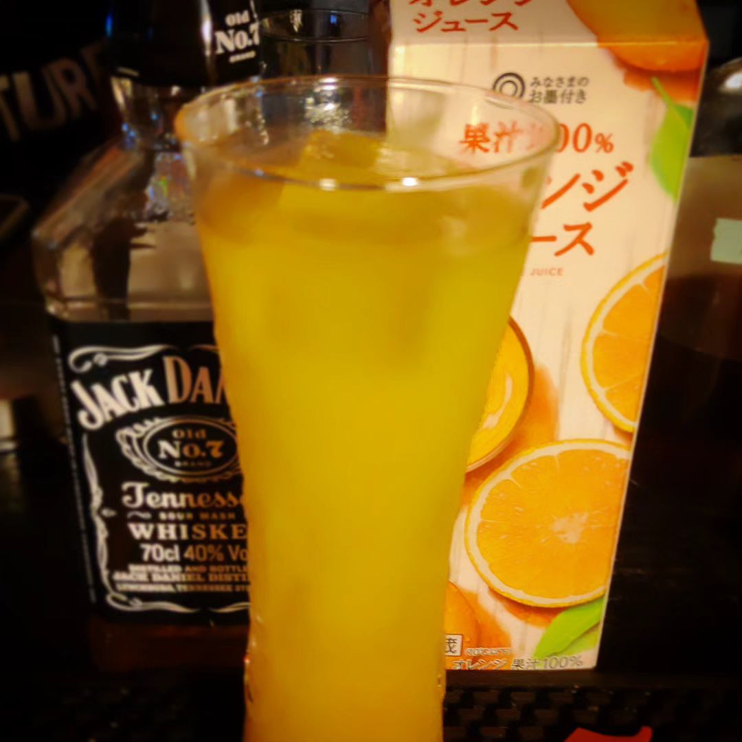 【ドリンク紹介】ジャックオレンジジャックダニエル+オレンジジュースジャックオレンジのスモーキーな香りと、オレンジジュースの甘酸っぱさが見事なハーモニー。炭酸を避けたい時にもどうぞ。#オタクバー #ドリンク紹介 #お酒紹介 #カクテル紹介 #ジャックオレンジ