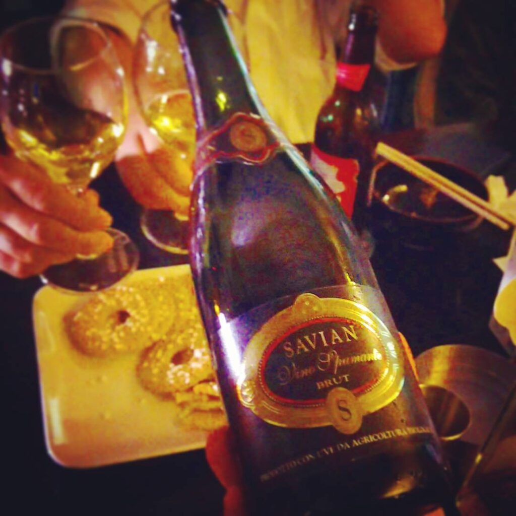 【 【 過 去 記 事 】 】 1周年で頂いたスパークリングワイン、SAVIAN Vino Spumante BRUT。 #otakubar #sparkringwine  https://is.gd/cf8d8e