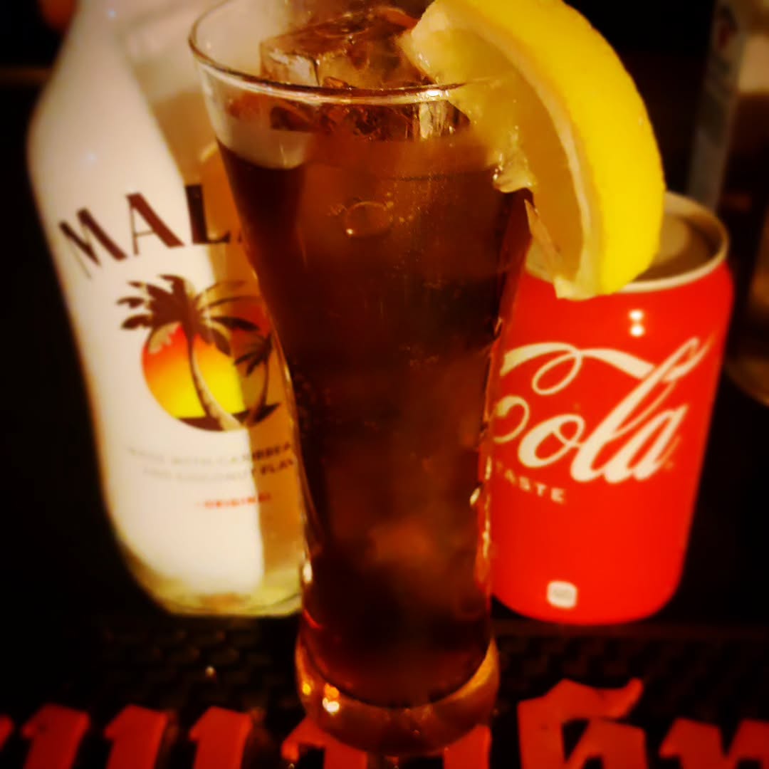 【ドリンク紹介】マリブリッキーマリブ+コーラ+レモンマリブコークにレモンを追加したカクテル。パリピが過ぎて、飲み終えたら陽キャにトランスフォームしてしまう1杯。#オタクバー #ドリンク紹介 #お酒紹介 #カクテル紹介 #マリブリッキー