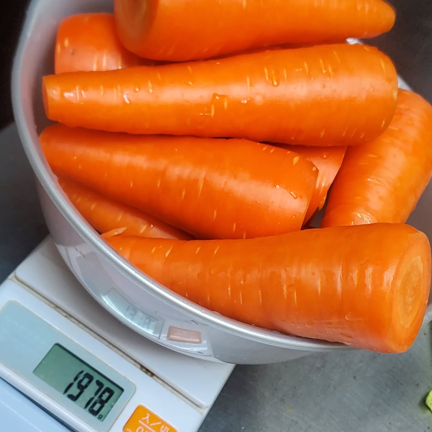 今日は鬼嫁カレー仕込みの日水を使わず水分は全てワイン。新鮮なニンジンを使っています🥕明後日くらいが一番の食べ頃ですよ!本日も皆さまのお越しをおまちしてまーす#オタクバー #町田 #杏東ぢーな #雷門風太 #日曜営業 #U25割 #はじめての女性は1杯無料 #美味しい生ビール #今季アニメ #ボードゲーム #カードゲーム #喫煙可能