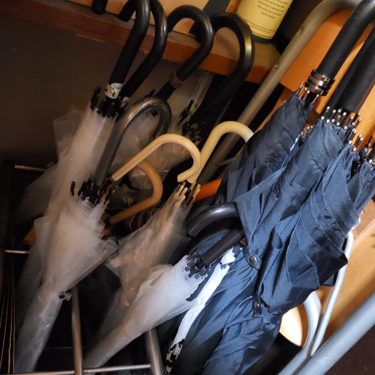 飲食店あるある。雨が上がると同時に傘が増え続ける☂️持ち主がわかるものは保管いたしますのでお申し付け下さいね本日も皆さまのお越しをおまちしてまーす#オタクバー #町田 #杏東ぢーな #雷門風太 #日曜営業 #U25割 #はじめての女性は1杯無料 #美味しい生ビール #今季アニメ #ボードゲーム #カードゲーム #喫煙可能