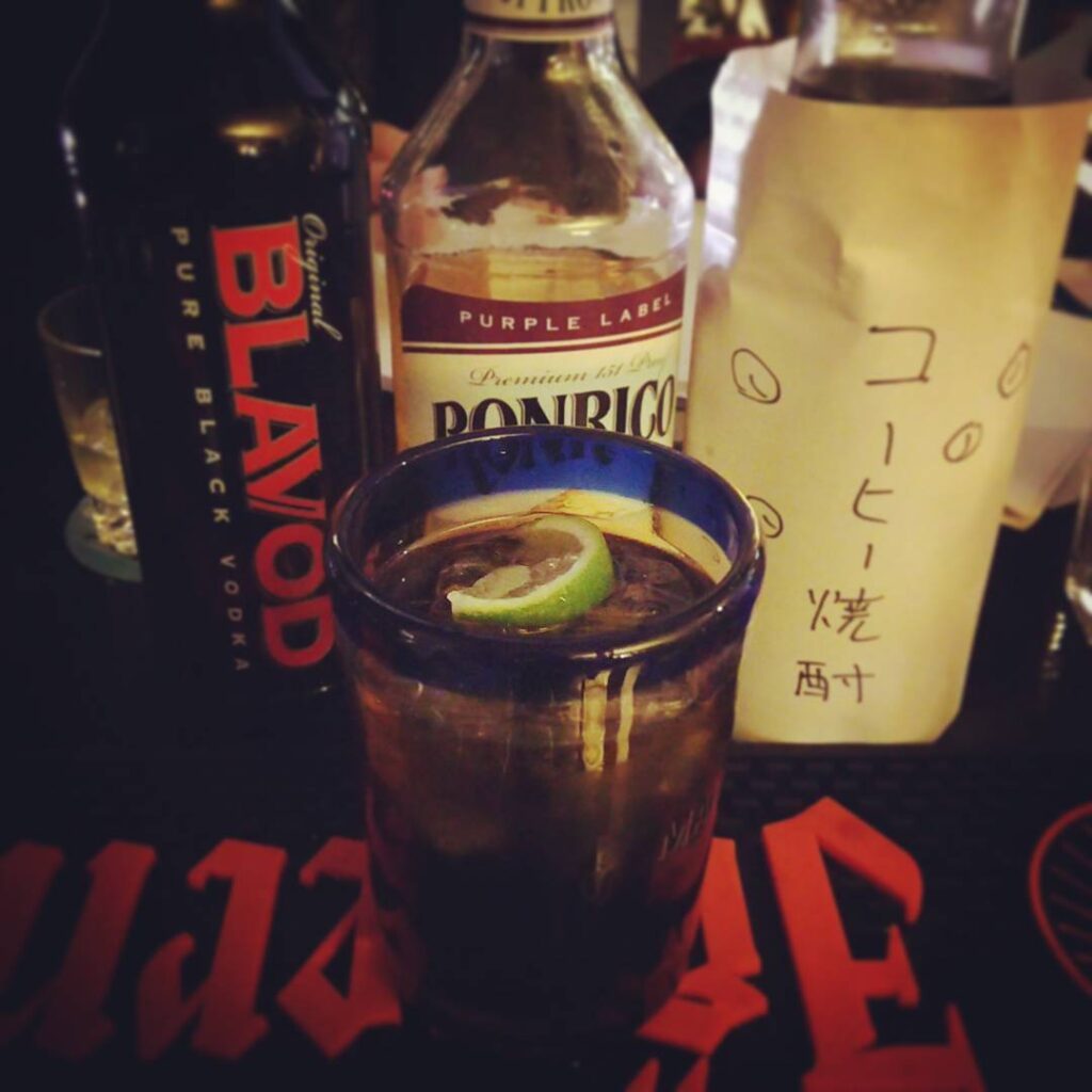 【 【 過 去 記 事 】 】 週末のボウイイベント用オリジナルカクテル、ブラック・スター。黒くて強い! #otakubar #cocktails https://is.gd/iVxvE4