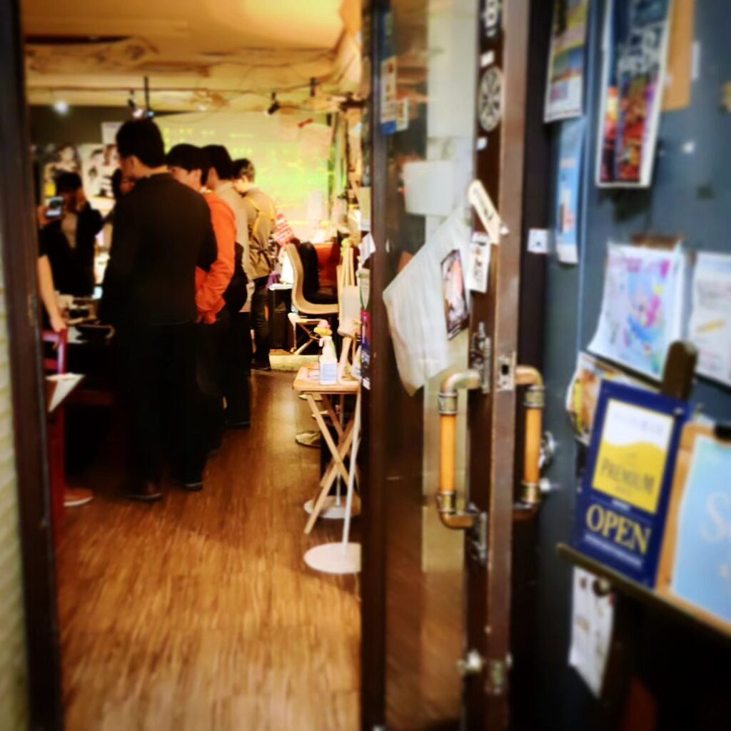 【 【 過 去 記 事 】 】 常連さんによるクリエイター交流会! #ARTandBEER #アートビア #オタクバー #クリエイター交流会 https://is.gd/xeIXFr