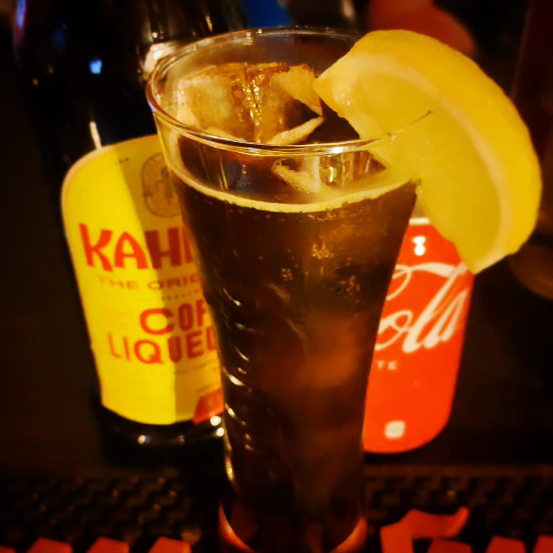 【ドリンク紹介】カルアコークカルア+コーラ+レモンカルアリッキーの変形。美味しくない訳がない！ぜひぜひ試してほしい1杯。#オタクバー #ドリンク紹介 #お酒紹介 #カクテル紹介 #カルアコーク