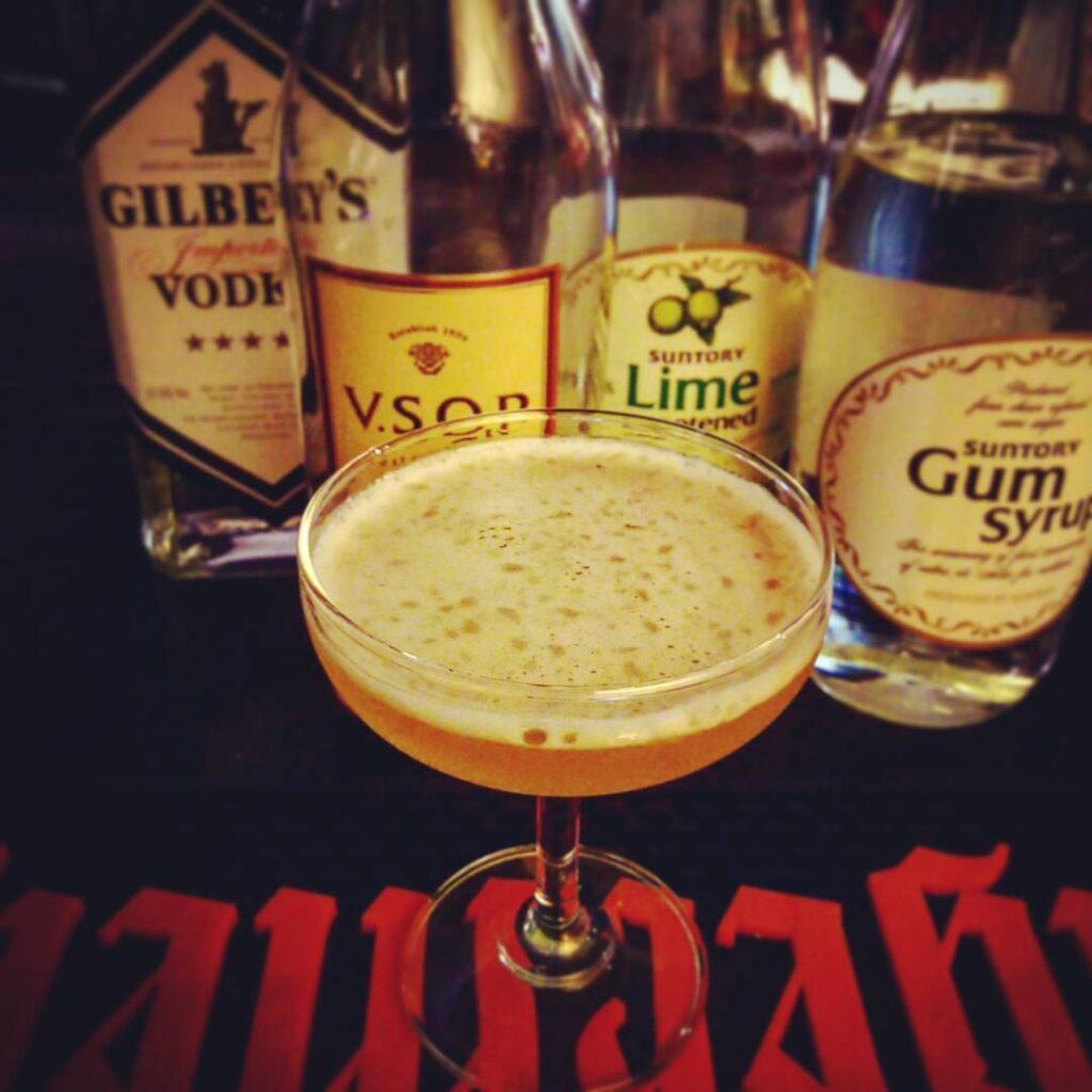 【 【 過 去 記 事 】 】 コザック。ブランデーとライムの香りが小気味良く。 #otakubar #cocktails https://is.gd/7rcDYV