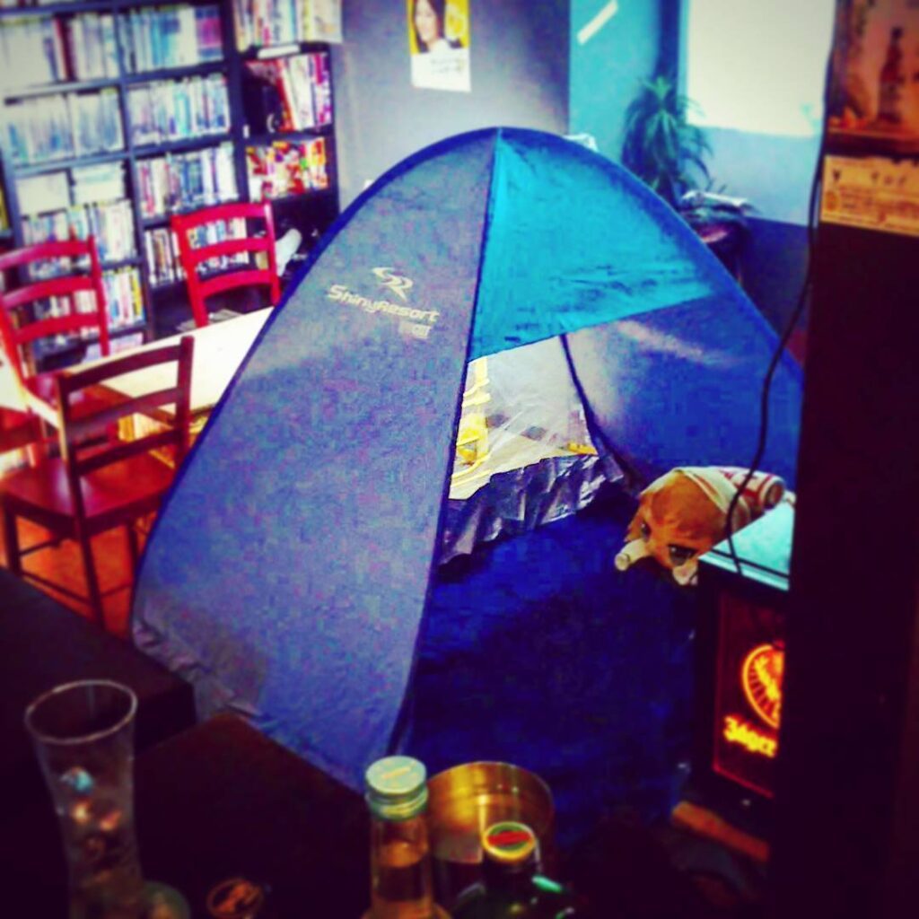 【 【 過 去 記 事 】 】 1人用テント入りました！　流しの水着ギャル歓迎します！ #otakubar #tent  https://is.gd/SsozMI