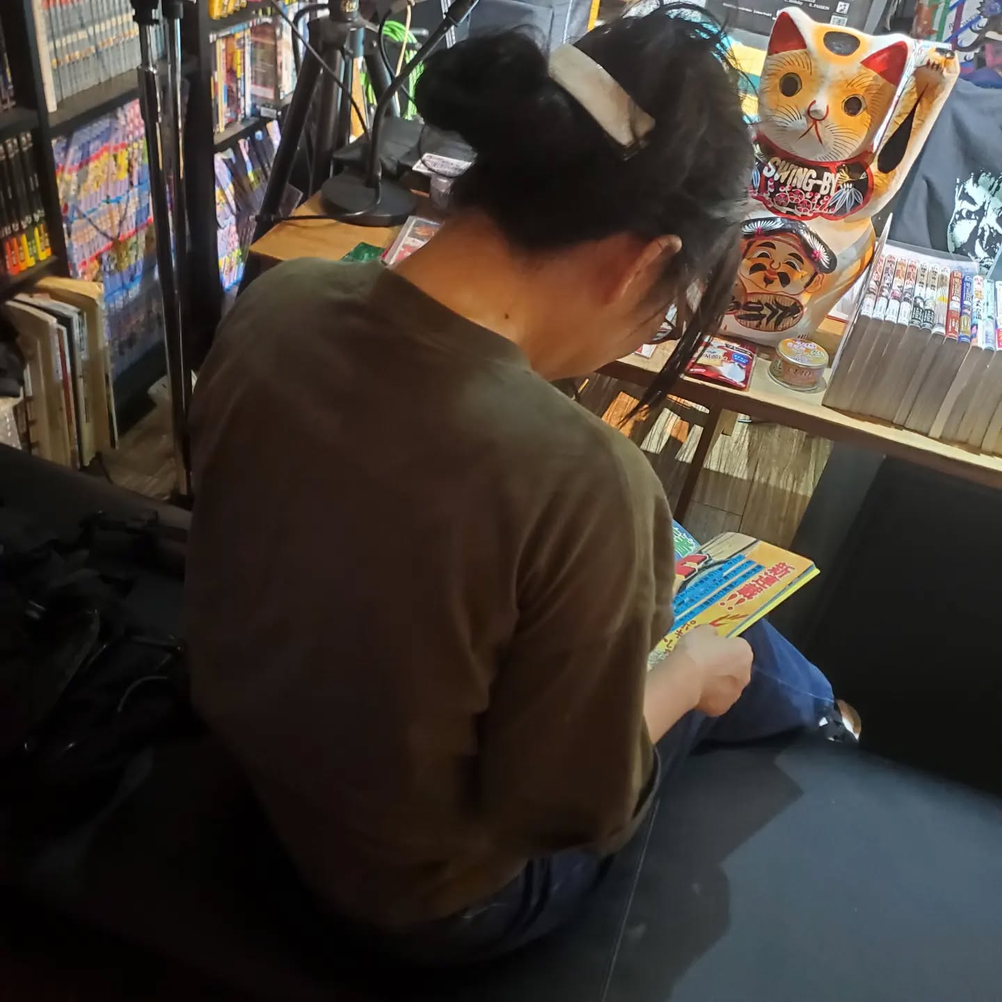 先日お客様が持って来てくれたS48の少年マガジンを熟読するお客様️皆さんも是非読んでみて下さいね!本日も皆さまのお越しをおまちしてまーす#オタクバー #町田 #杏東ぢーな #雷門風太 #日曜営業 #U25割 #はじめての女性は1杯無料 #美味しい生ビール #今季アニメ #ボードゲーム #カードゲーム #喫煙可能