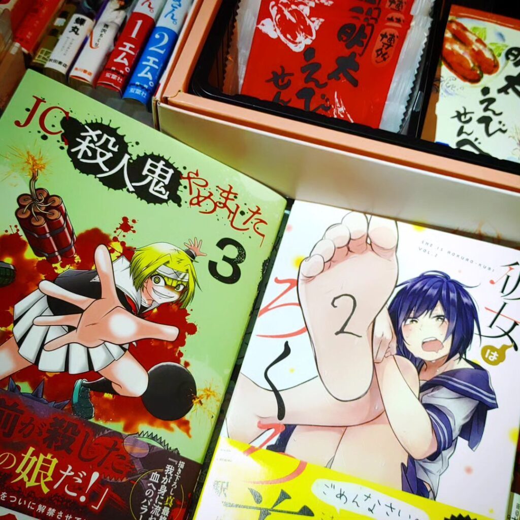 【 【 過 去 記 事 】 】 お店オススメの本がステージ🛋に置いてあります https://is.gd/TemBmR #JC殺人鬼やめました #オススメ文庫 #オタクバー #二駅ずい #博多明太えびせんべい #彼女はろくろ首 #洋介犬