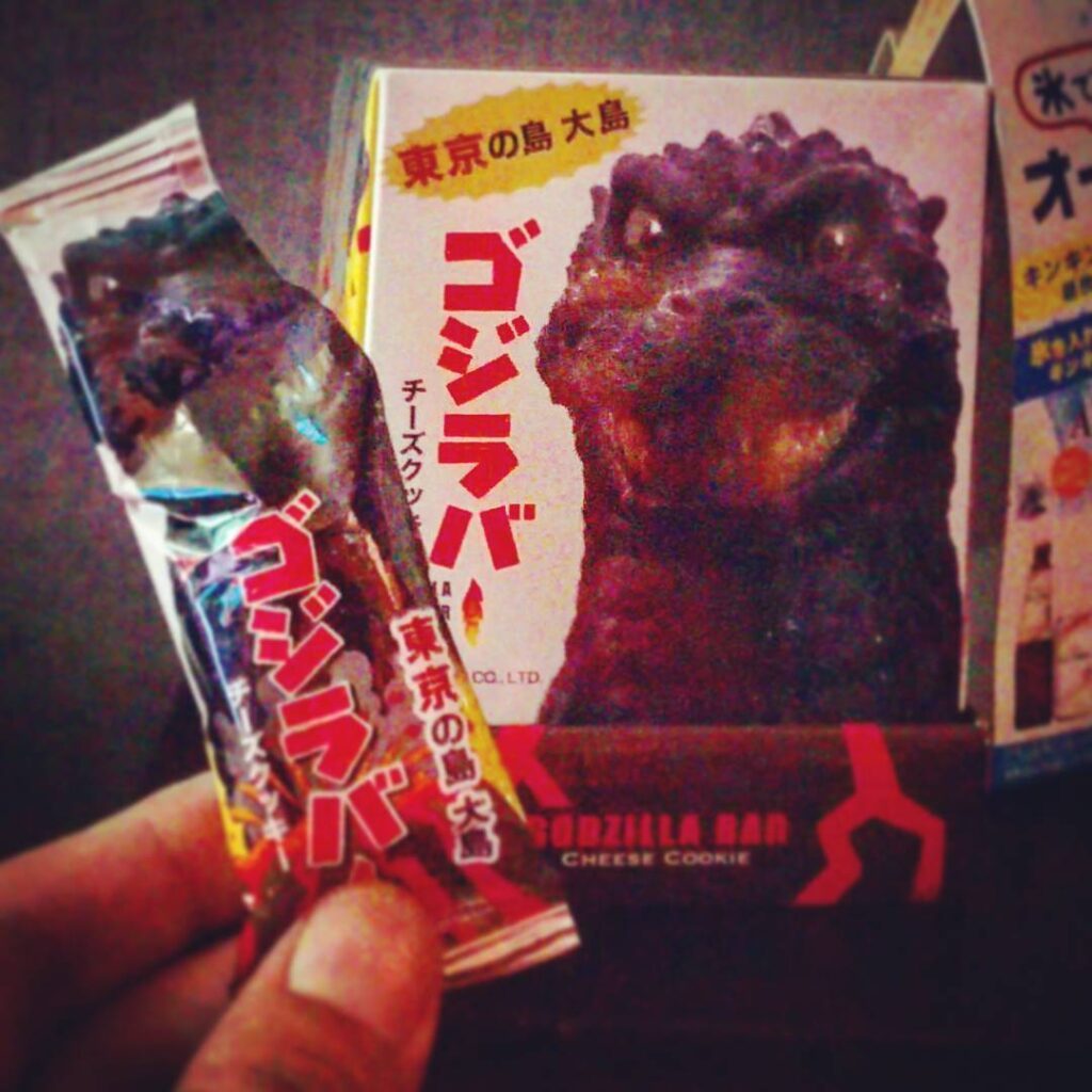 【 【 過 去 記 事 】 】 伊豆大島帰りの常連さんお土産ゴジラバー。第一形態のお味。 #otakubar #godzilla https://is.gd/LvplbA