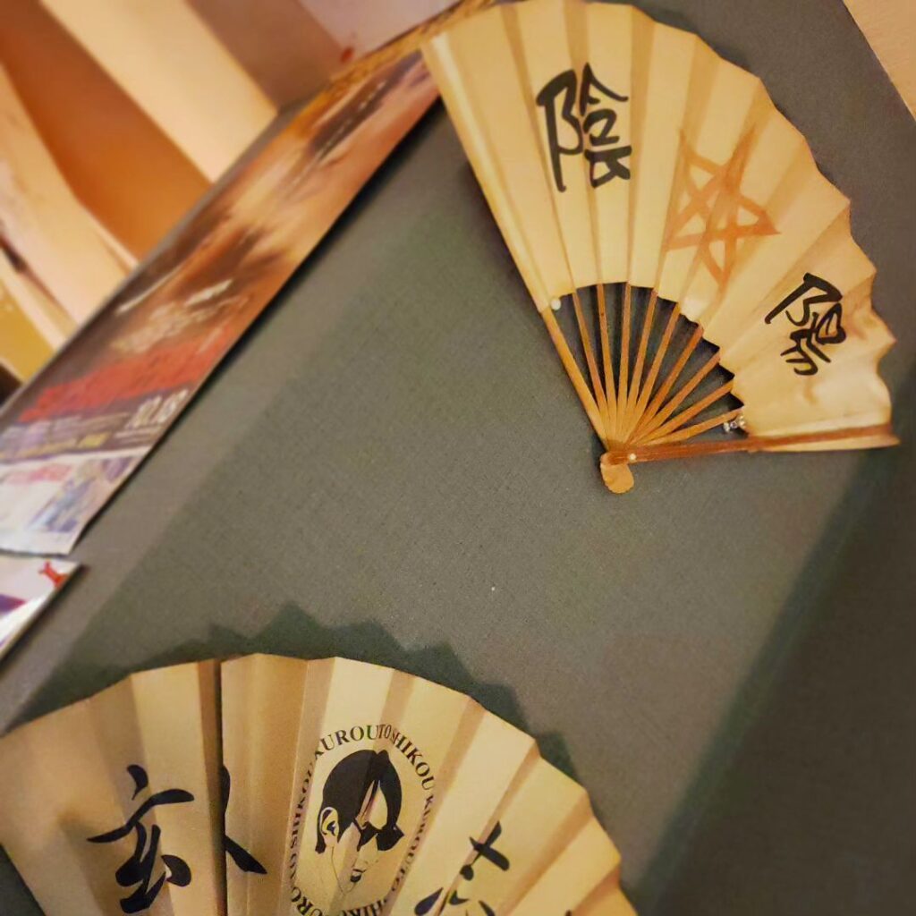【 【 過 去 記 事 】 】 開店当初からある、晴明神社と玄人志向の扇子 https://is.gd/4IB8X9 #オタクバー #扇子 #晴明神社 #玄人志向