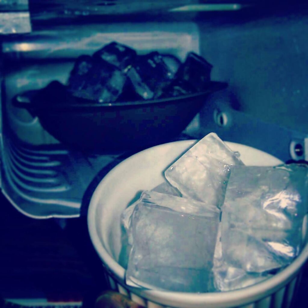 【 【 過 去 記 事 】 】 冷蔵庫が冷えない 昔の冷蔵庫よろしく、氷で冷やしてます。 #otakubar #refrigerator https://is.gd/Y4zWId