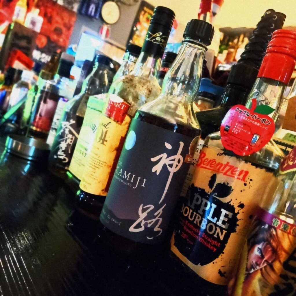 【 【 過 去 記 事 】 】 カウンターにはメニューにないボトルを🧴 https://is.gd/YmxdfD #アップルバーボン #オタクバー #はちくま #ハニージャックダニエル #神路 #蜂角鷹