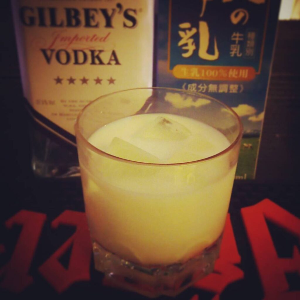 【 【 過 去 記 事 】 】 ウオツカ・ミルク。人をダメにする! #otakubar #cocktails https://is.gd/3T5Uaa