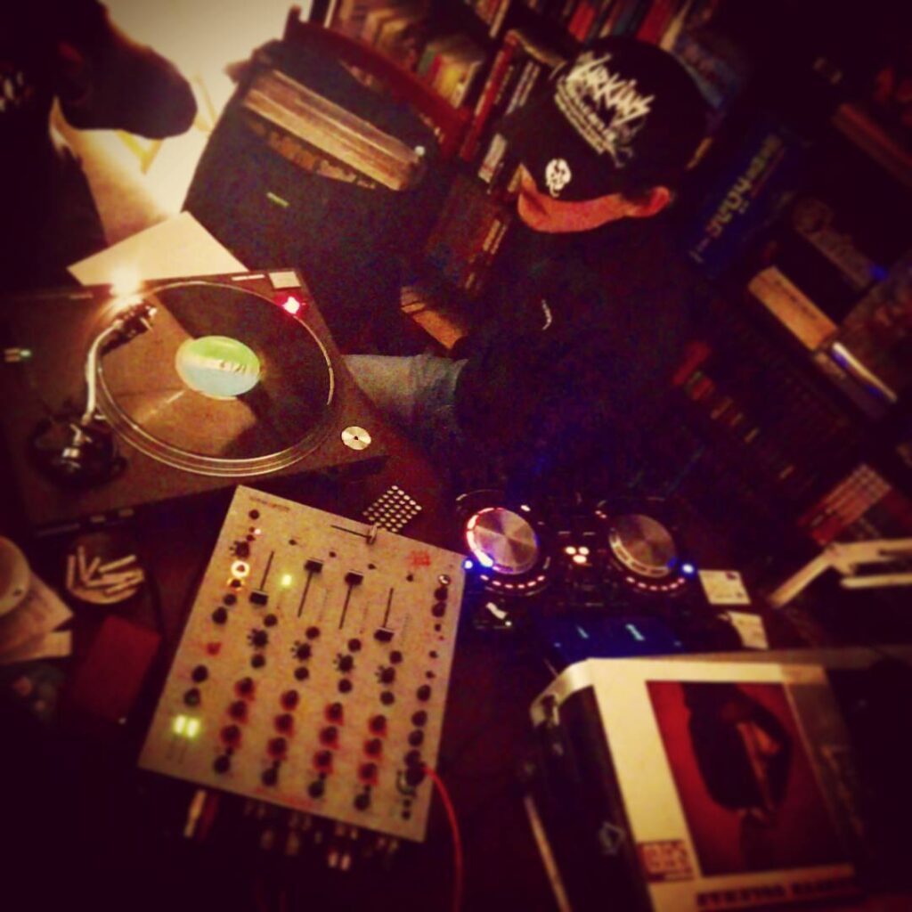 【 【 過 去 記 事 】 】 DJ-J…ジャズってます! #otakubar #dj #jazz https://is.gd/fokXsw