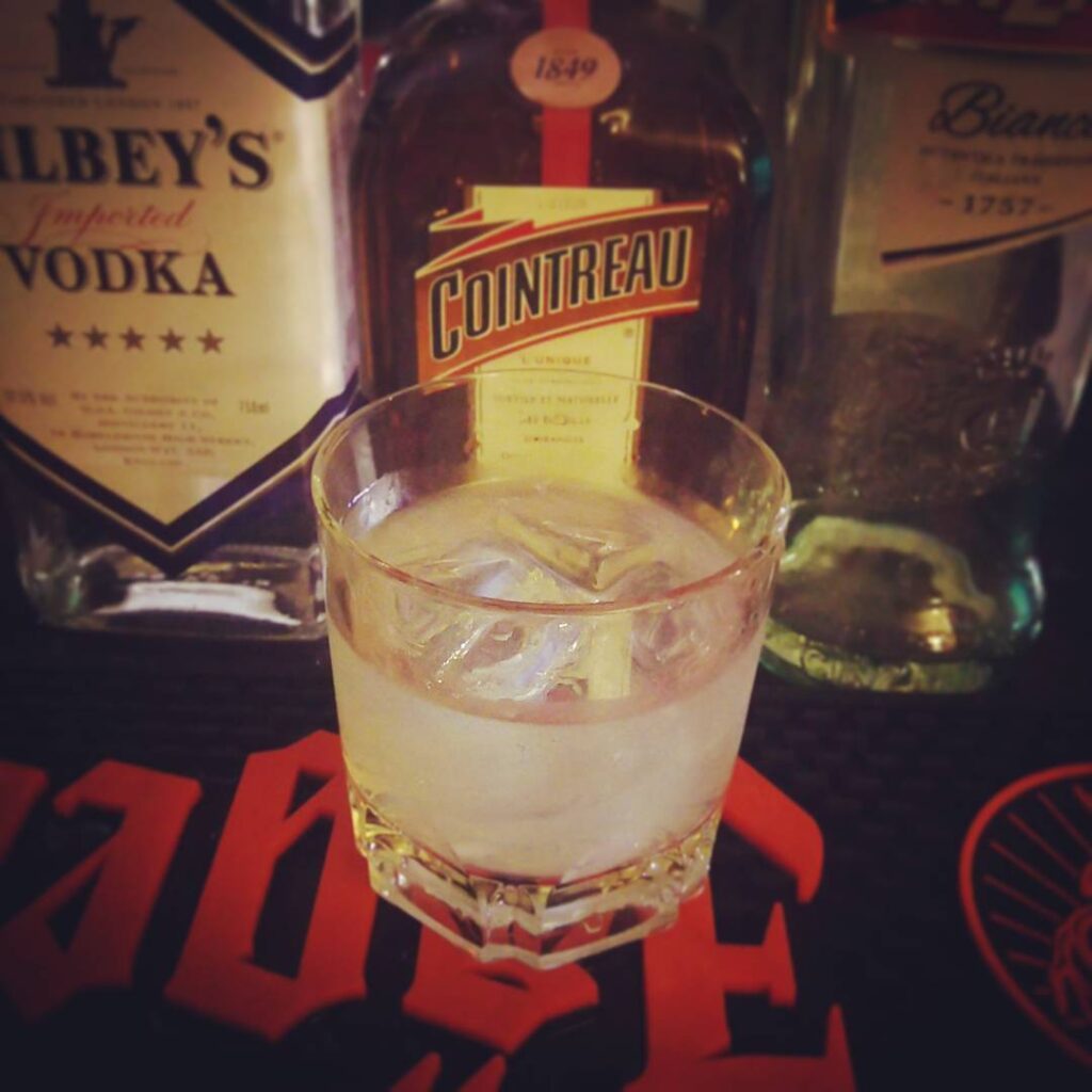 【 【 過 去 記 事 】 】 シルバー・ウイング。オールド・ファッションドで。 #otakubar #cocktails https://is.gd/2LQwkf