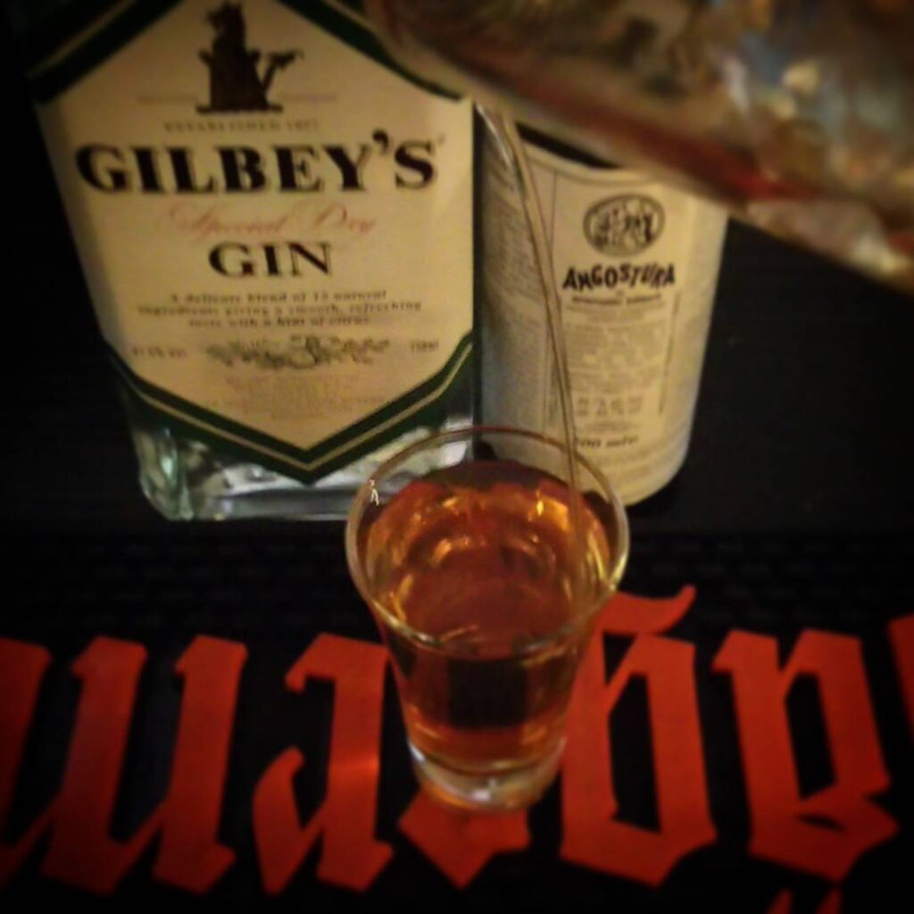 【 【 過 去 記 事 】 】 ピンク・ジン。ジン・アンド・ビターズのステア版。 #otakubar #cocktails https://is.gd/5p92hB