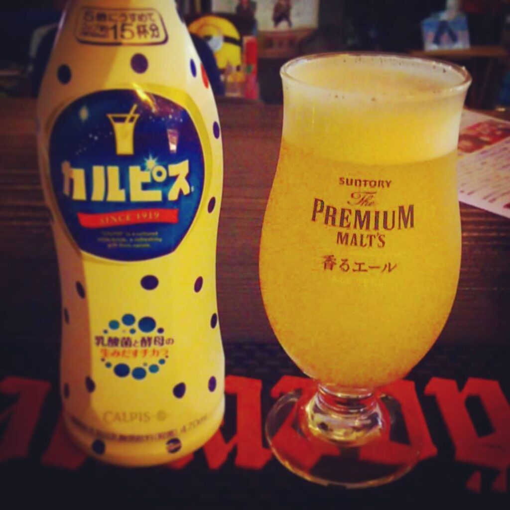 【 【 過 去 記 事 】 】 世間で話題のカルピスビール作りました! お客さんらと配分研究中☆ #otakubar #cocktails https://is.gd/N5bcte