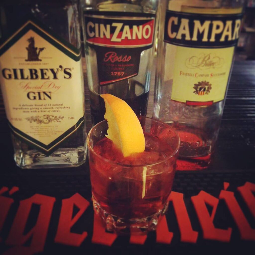 【 【 過 去 記 事 】 】 ネグローニ。スライスオレンジ使いました。 #otakubar #cocktails https://is.gd/YRtQYY