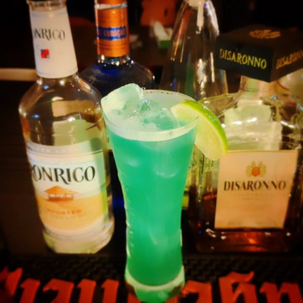 【 【 過 去 記 事 】 】 【ドリンク紹介】ブルーヘブン https://is.gd/lLJH4u #オタクバー #お酒紹介 #カクテル紹介 #ドリンク紹介 #ブルーヘブン