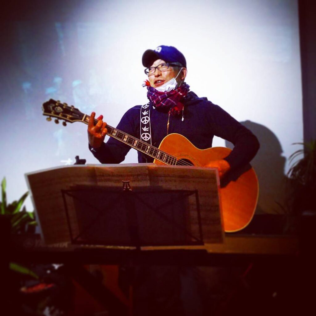 【 【 過 去 記 事 】 】 5/7公開録音ライブの歌っテルさんがリハ! 凄い声量とギター! #otakubar #livemusic https://is.gd/kEri2V