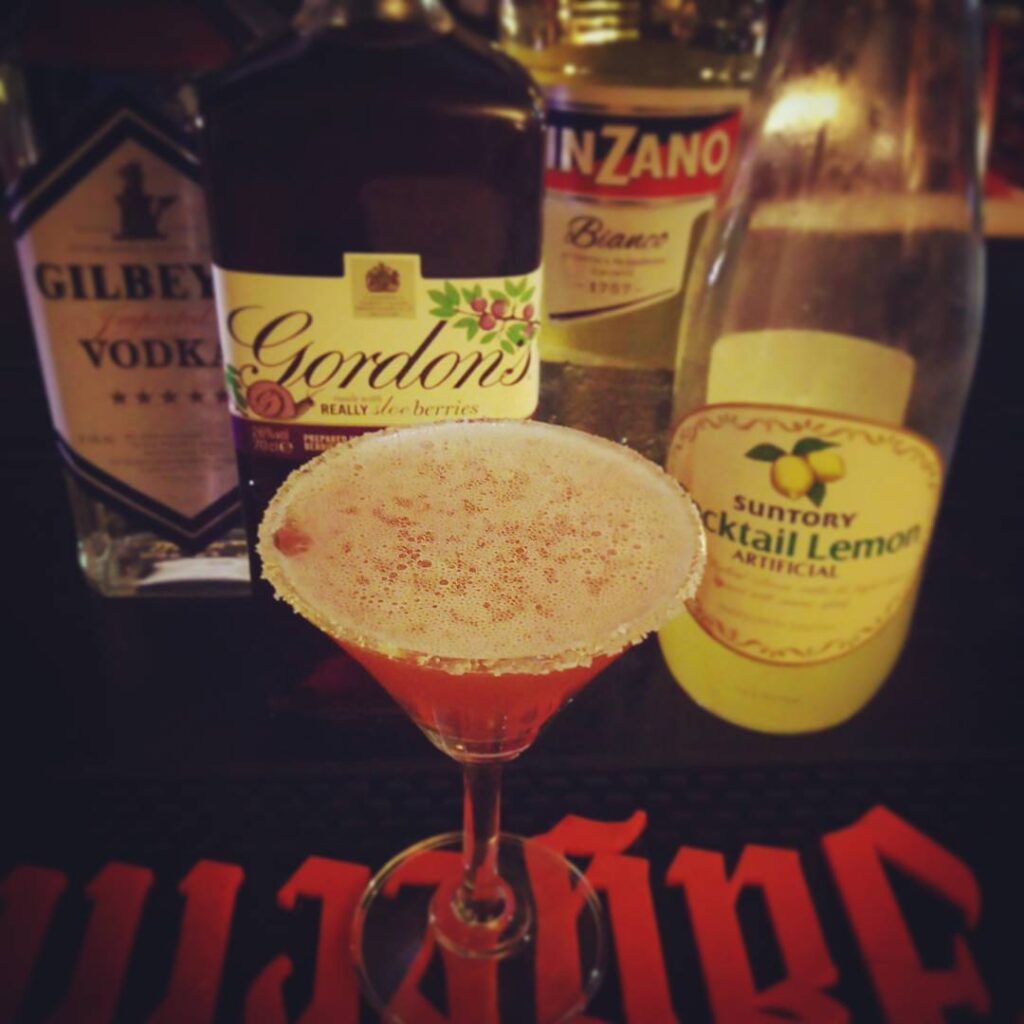 【 【 過 去 記 事 】 】 キッス・オブ・ファイヤー。砂糖でスノースタイル、美味しすぎ! #otakubar #cocktails https://is.gd/nMYY3Z
