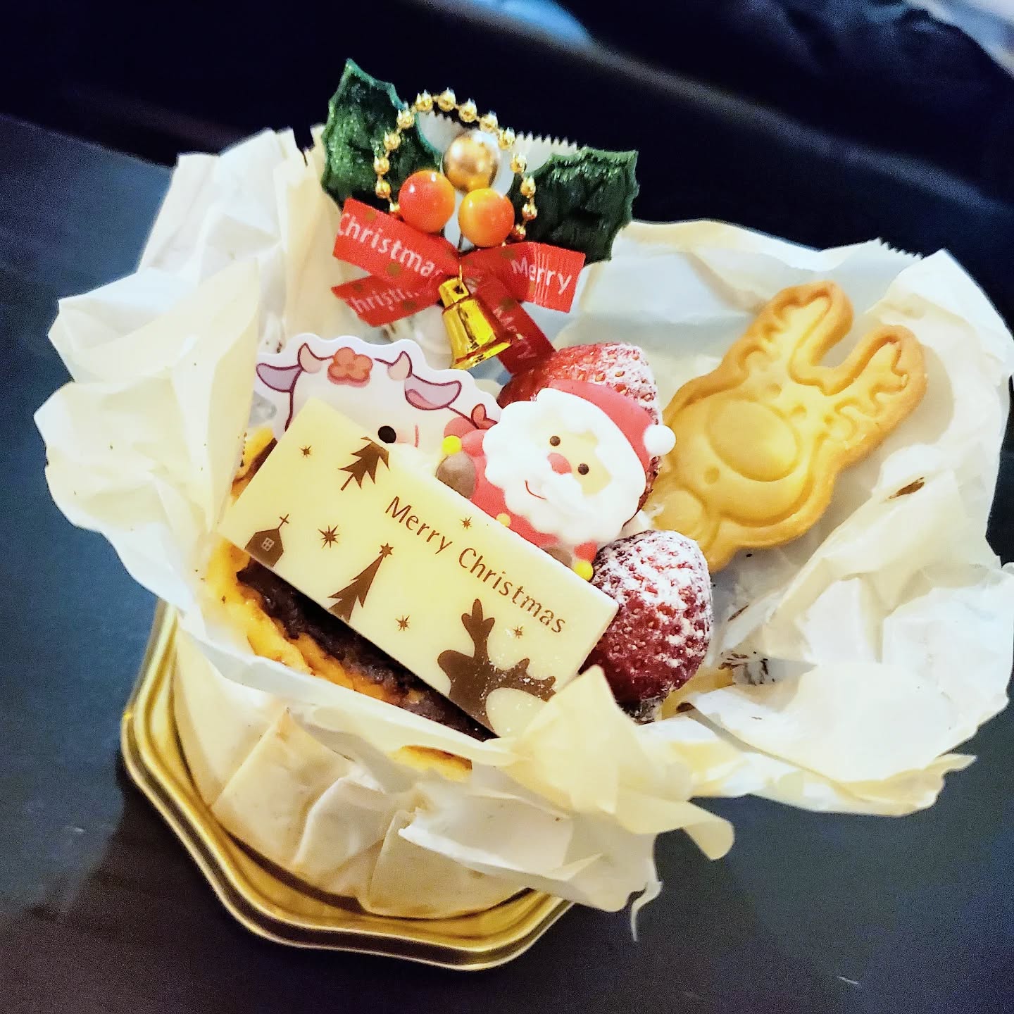 当店クリスマスらしいことはやらないと言いつつ、昨日どうしてもケーキが食べたく購入。店の近所に遅くまでやってるチーズケーキ専門店があるので誘惑に負けましたー!今日は本気でクリスマスはやりません!皆様のお越しをお待ちしております#オタクバー #町田 #杏東ぢーな #雷門風太 #日曜営業 #U25割 #はじめての女性は1杯無料 #美味しい生ビール #今季アニメ #ボードゲーム #カードゲーム #喫煙可能 #年末年始営業 #年越し営業