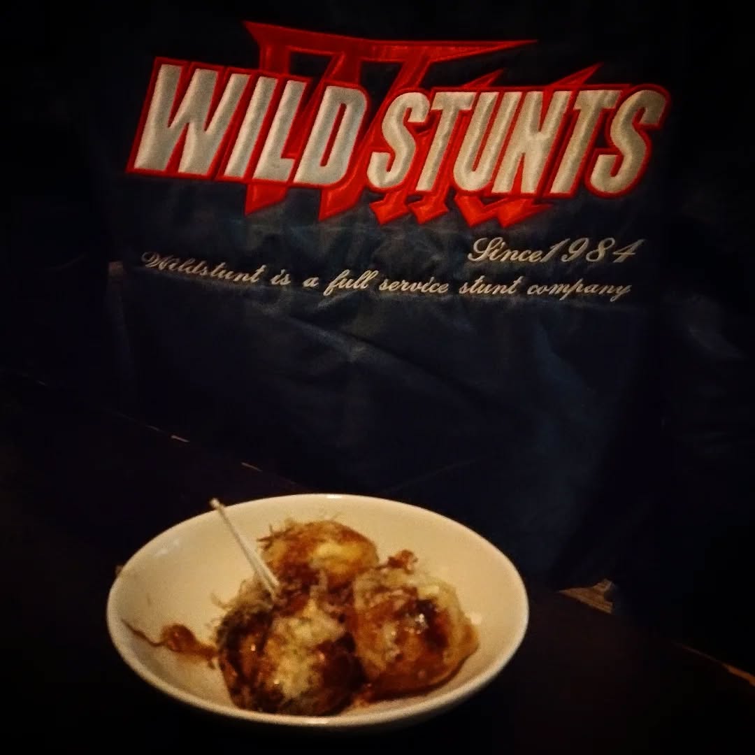 ワイルドスタントのジャンパー来た人がたこ焼き差し入れてくれました殺陣をつけながら食べます！明日明後日は冬コミ、行く前の方も行った方もウェルカム️本日も皆様のお越しをお待ちしております#ワイルドスタント #WILDSTUNTS#たこ焼き #コミケ #C105 #オタクバー #特撮 #プロレス #ギャルゲー #同人誌 #町田 #杏東ぢーな  #雷門風太  #日曜営業 #U25割 #はじめての女性は1杯無料 #今季アニメ #2004秋アニメ #2025冬アニメ #美味しい生ビール #ボードゲーム #カードゲーム #サントリー神泡達人店 #サントリープレミアム達人店 #喫煙可能店