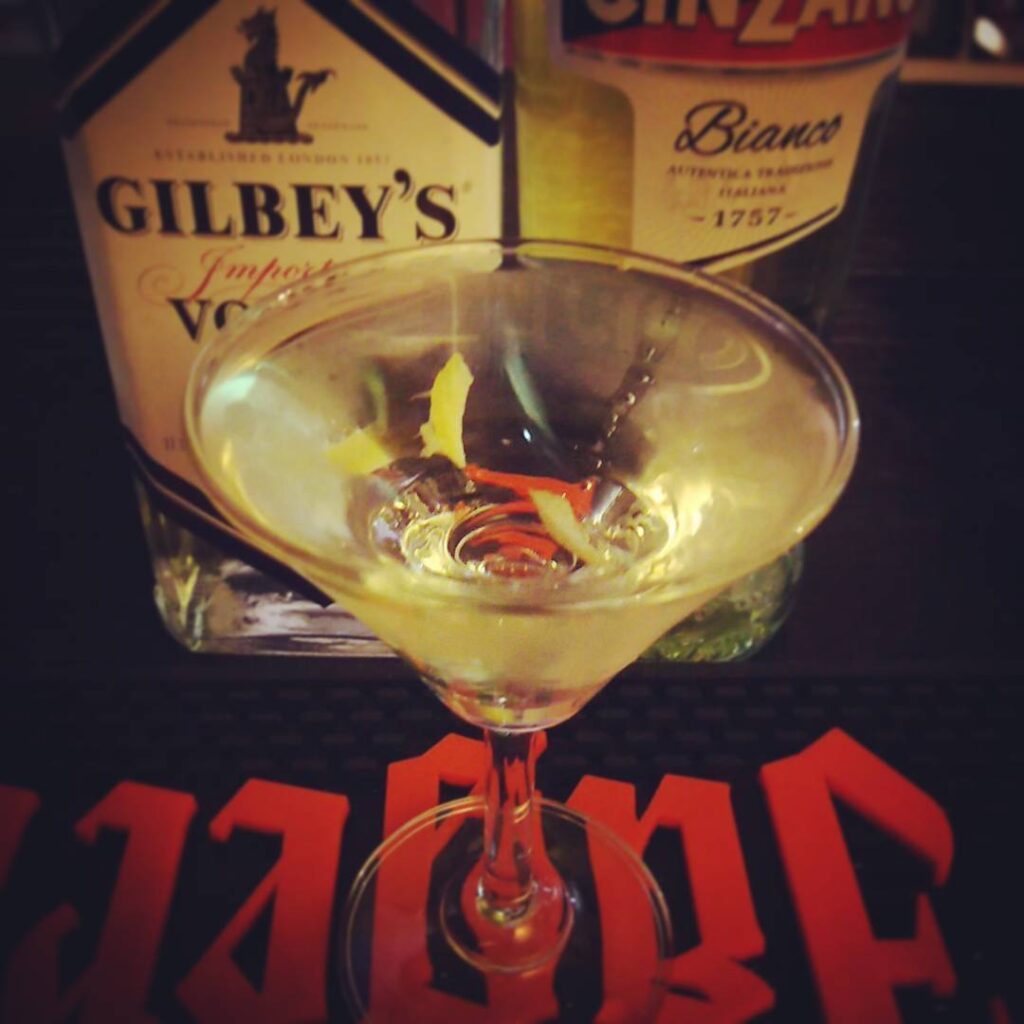 【 【 過 去 記 事 】 】 ウォッカティーニ。オリーブ抜きで。 #otakubar #cocktails https://is.gd/uycSBv