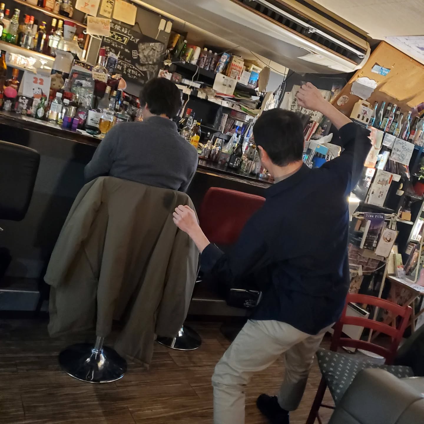 開店からお客様!忘年会シーズン、当店に食べ物持ち込みで飲むのは賢い選択です!本日も皆様のお越しをお待ちしております#オタクバー #町田 #杏東ぢーな #雷門風太 #日曜営業 #U25割 #はじめての女性は1杯無料 #美味しい生ビール #今季アニメ #ボードゲーム #カードゲーム #喫煙可能