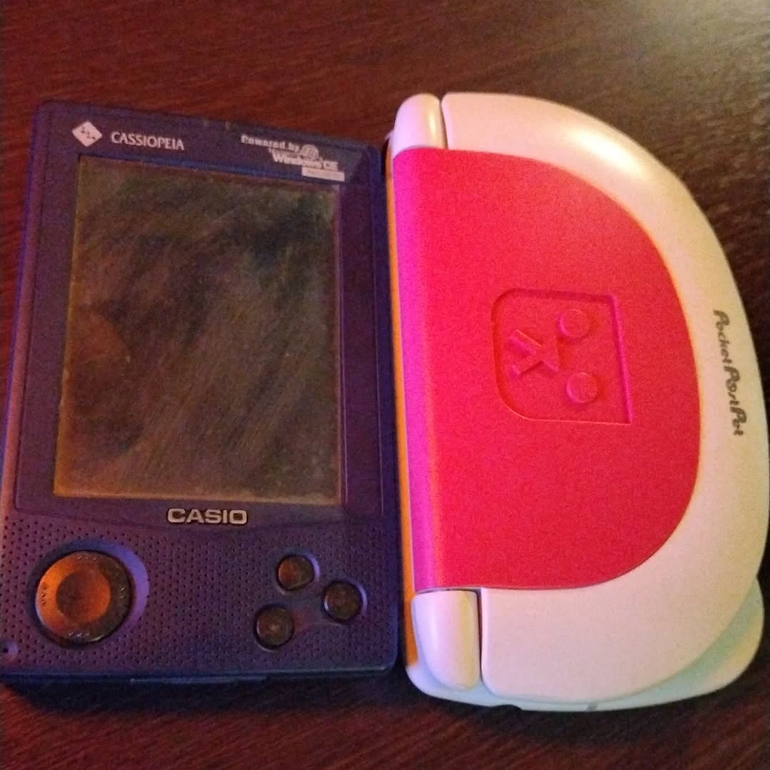 店長のお宝ガジェット、初期カシオペアと未使用 Pocket Post Pet ! 9年前の開店当時からあるのに注目されていなくて寂しそう……ガジェット話題でも盛り上がりましょう本日も皆様のお越しをお待ちしております#オタクバー #特撮 #プロレス #ギャルゲー #同人誌 #町田 #杏東ぢーな #雷門風太 #日曜営業 #U25割 #はじめての女性は1杯無料 #今季アニメ #2025冬アニメ #美味しい生ビール #ボードゲーム #カードゲーム #サントリー神泡達人店 #サントリープレミアム達人店 #喫煙可能店