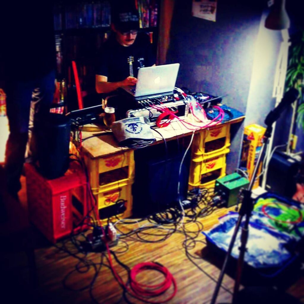 【 【 過 去 記 事 】 】 DJ-J、ライブとDJの準備中です♪ #otakubar #dj  https://is.gd/WysOTx