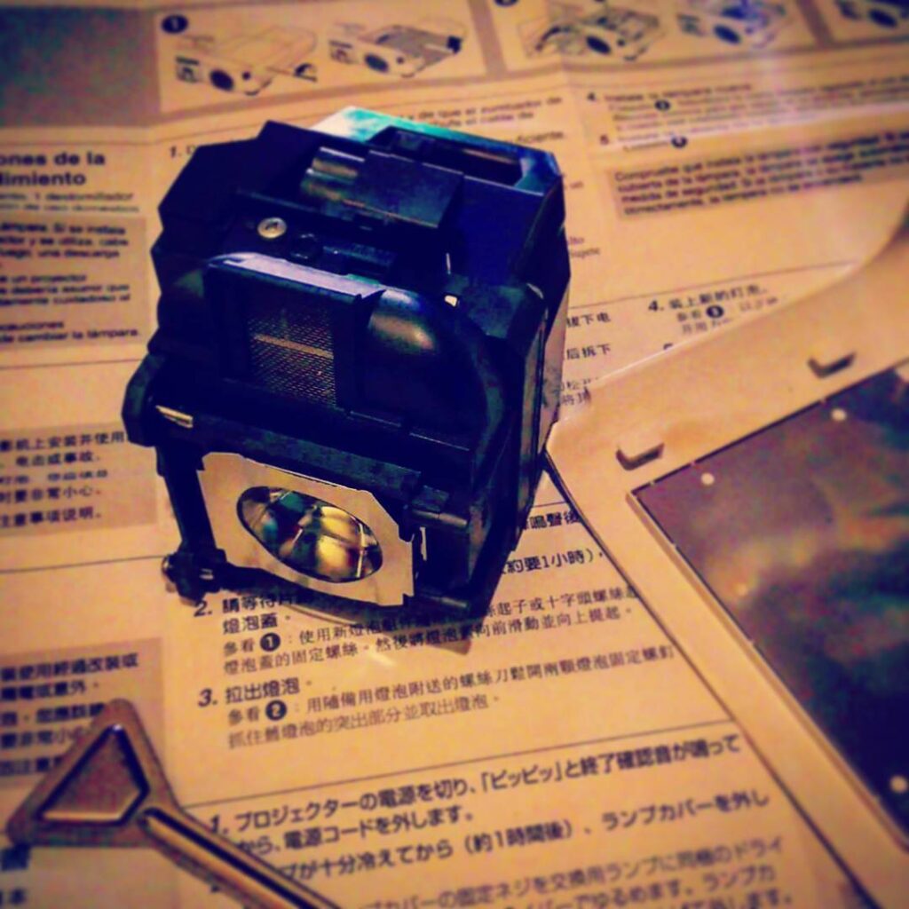 【 【 過 去 記 事 】 】 プロジェクタのランプがヘタったので交換です。 #otakubar #projector  https://is.gd/g6ekuH
