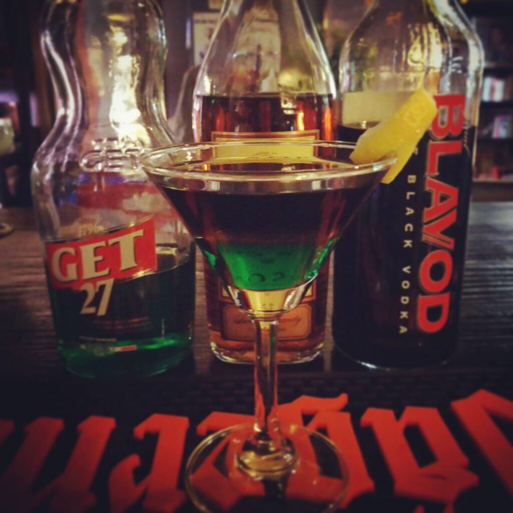【 【 過 去 記 事 】 】 月末のDJイベント用オリジナルカクテル、DIO。 #otakubar #cocktails #jojo https://is.gd/f79opA
