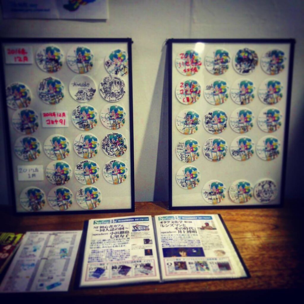 【 【 過 去 記 事 】 】 COMIC☆1ではサイン入りコースター、イベントカクテルメニュー、通常メニューも展示♪ #otakubar #comic1 https://is.gd/Iadabo