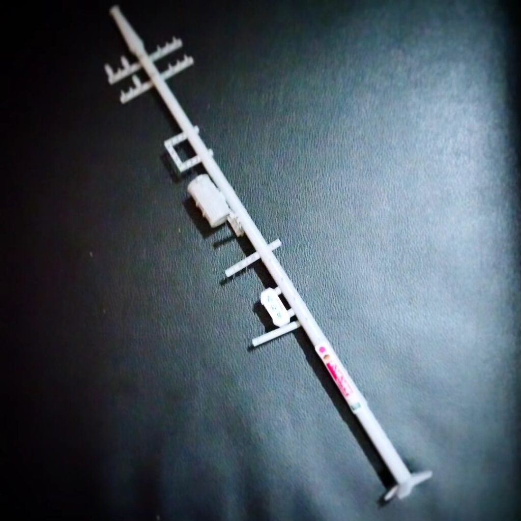 【 【 過 去 記 事 】 】 電柱模型が落ちてきました  https://is.gd/TT1BWK #オタクバー #地震 #電柱模型