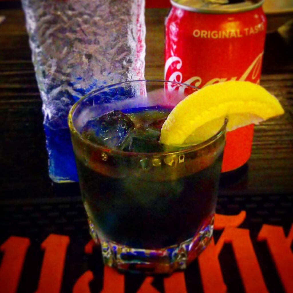 【 【 過 去 記 事 】 】 来週のジョジョイベント用オリジナルカクテル、シアー・ハートアタック。濃紺! #otakubar #cocktails https://is.gd/McIsq3