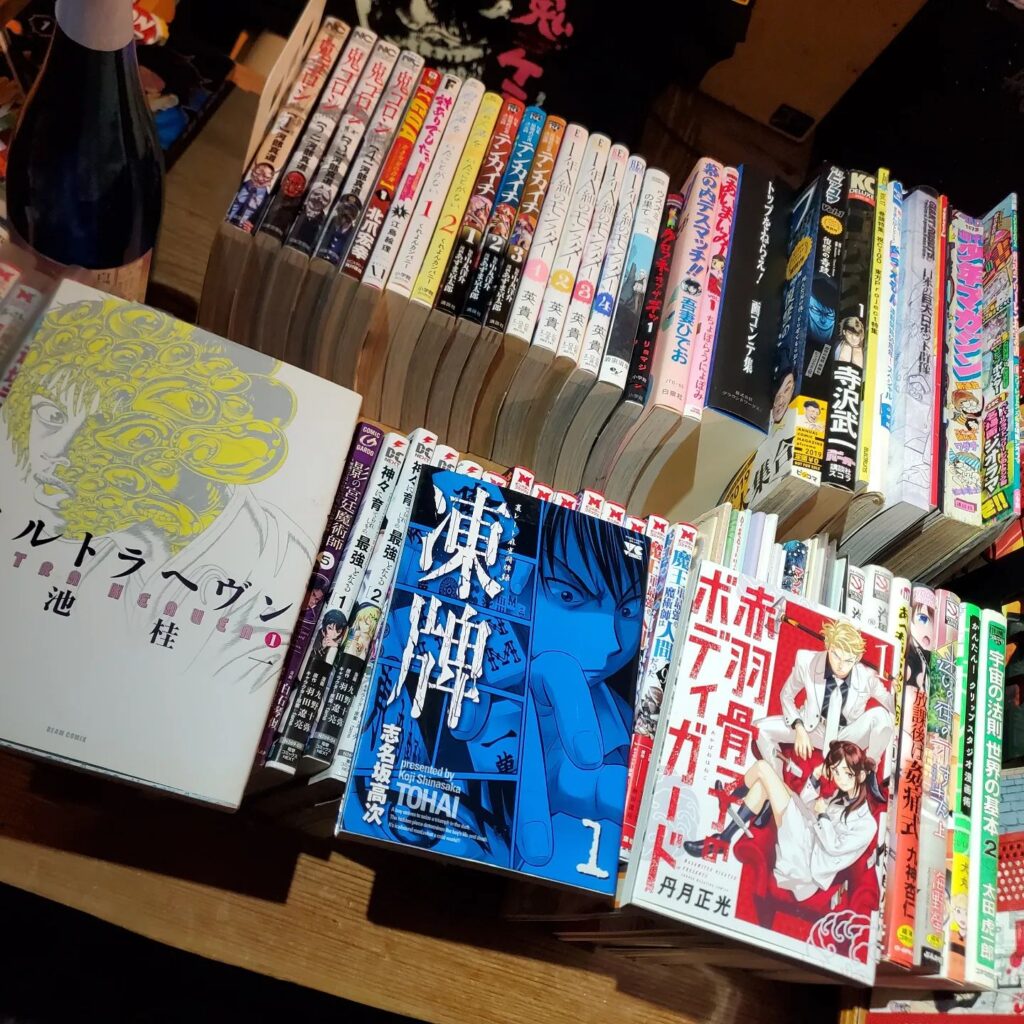 【 【 過 去 記 事 】 】 店長のオススメ本、店内ステージ前に置いてあります https://is.gd/mDPgtQ #1年A組のモンスター #あいまいみー #ウスズミの果て #ウルトラヘヴン #オタクバー #かんたんクリップスタジオ漫画術 #くれよんかんぱにー #ゴクウ